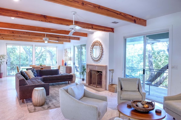 Smart-TV, Kamin, DVD-Player