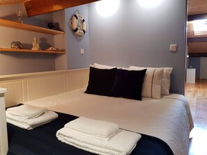 Free WiFi, bed sheets - Tower Studio Located in the Historic Centre of Porto! (Porto)