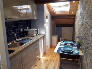 Frigorífico, microondas, placa de cocina y cafetera o tetera