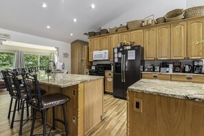 Full-sized fridge, microwave, oven, stovetop