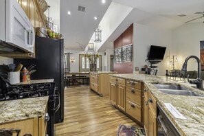 Full-size fridge, microwave, oven, stovetop