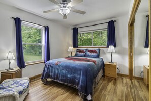 8 室のベッドルーム、デスク、アイロン / アイロン台、旅行用ベビーベッド