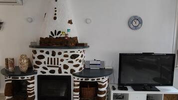 Een televisie en een open haard