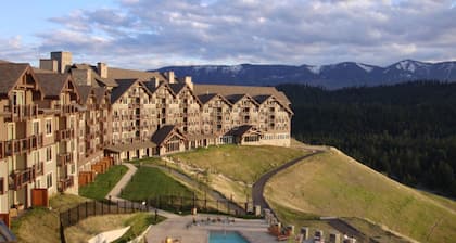 2066 🏔🏌🏻Unique ONE Bedroom condo with full kitchen & private patio!