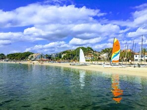 Una playa cerca