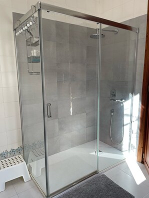 Bruser, hårtørrer, bidet, håndklæder