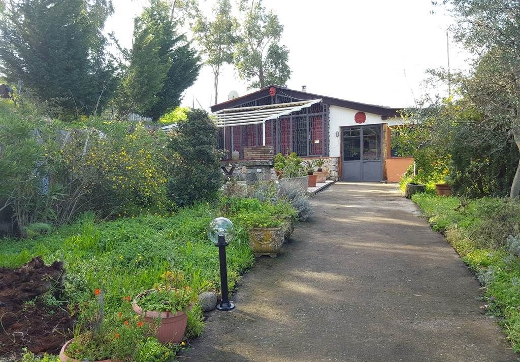 Ein Weg führt zu einem Gebäude mit einer Veranda und einer Tür.