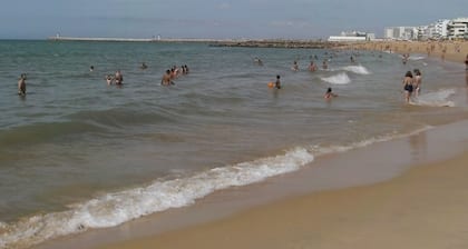 Cozy and cozy 2 bedroom apartment: 5 minutes walk from the beach, in a central area.