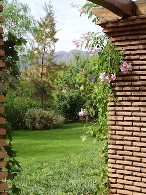 Property grounds - Breathtaking Atlas Mountain views only an hour away from Marrakech (Ouirgane)