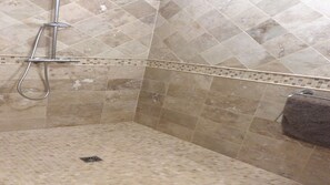 Dusche, Haartrockner, Handtücher, Toilettenpapier
