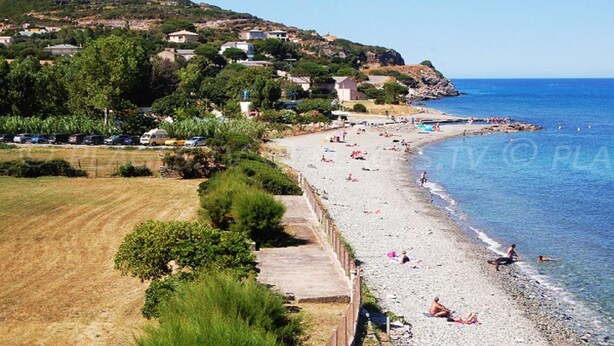 A beach with people sunbathing and swimming, surrounded by houses and greenery. - Discover the originality of CAP (P.M.R. access)7 pers (Sisco)
