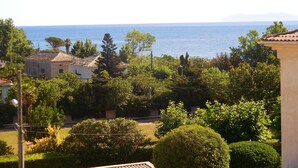A coastal residential area with houses, trees, and a view of the sea. - Discover the originality of CAP (P.M.R. access)7 pers (Sisco)