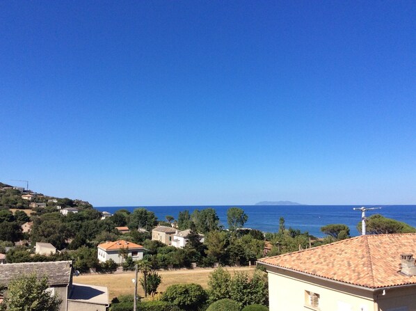 A coastal residential area with houses, a clear blue sky, and a view of the sea. - Discover the originality of CAP (P.M.R. access)7 pers (Sisco)