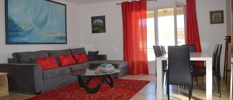 テレビ、DVD プレーヤー、書庫、ミュージックライブラリ