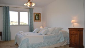 2 Schlafzimmer, Schreibtisch, Bügeleisen/Bügelbrett, Reisekinderbett