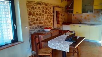 Frigorifero, piano cottura, macchina per tè/caffè, bollitore elettrico