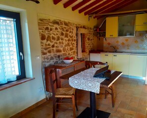 Fridge, stovetop, coffee/tea maker, electric kettle - Cozy rustico on Versilia green hills, sea view, air cond, WIFI, 12 km sea, Lucca (Montigiano, Massarosa)