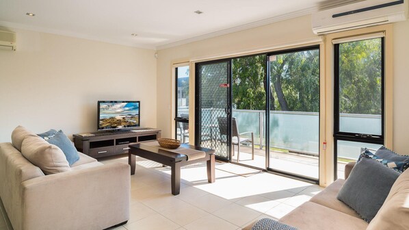 TV, DVD player, books, video library - Penguins by the Beach - sleeps 9 (COWES)