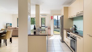 Fridge, microwave, oven, stovetop - Penguins by the Beach - sleeps 9 (COWES)