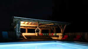 A swimming pool with a wooden deck and red lounge chairs. - Mansion - RIMBEZ ET BAUDIETS (Rimbez-et-Baudiets)