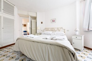 3 bedrooms, iron/ironing board, travel cot, free WiFi - Villa Forio d'Ischia with private descent to the sea (Forio)