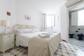 Shower, hair dryer, bidet, towels - Villa Forio d'Ischia with private descent to the sea (Forio)