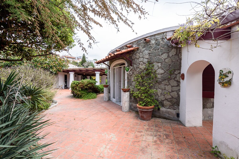 Detached house on the waterfront of Forio, in the countryside, 5 minutes from the center.