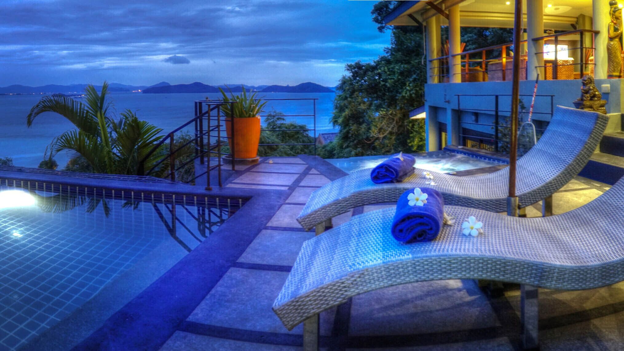 Saltwater pool and jetted plunge pool - ideal for a relaxing evening swim