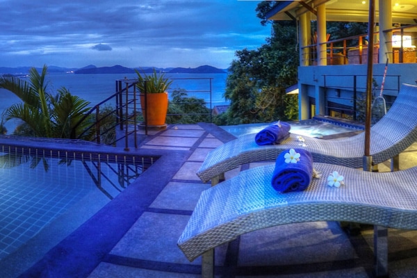 Saltwater pool and jetted plunge pool - ideal for a relaxing evening swim