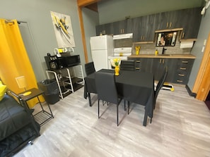 Departamento básico | Cocina privada | Refrigerador, microondas, cafetera y tetera y tetera eléctrica 