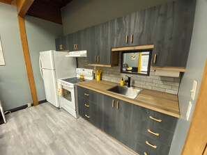 Basic Apartment | Private kitchen | Fridge, microwave, coffee/tea maker, electric kettle - Motel Magistral (St-Raphael-de-Bellechasse)