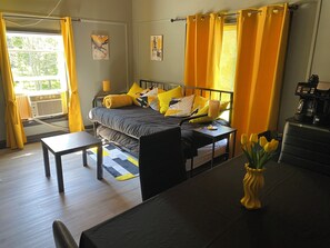 Basic Apartment | Living area | 32-inch TV with satellite channels - Motel Magistral (St-Raphael-de-Bellechasse)