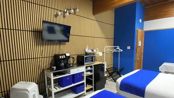 Basic Triple Room | Bathroom | Combined shower/tub, free toiletries, hair dryer, towels