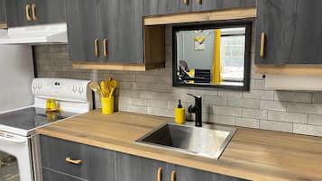 Departamento básico | Cocina privada | Refrigerador, microondas, cafetera y tetera y tetera eléctrica