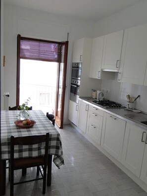 Refrigerador, horno, parrilla de estufa y cafetera y tetera 