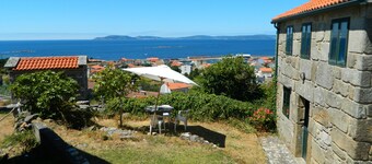 Stone hus med fantastisk utsikt over stranden 10 min gange