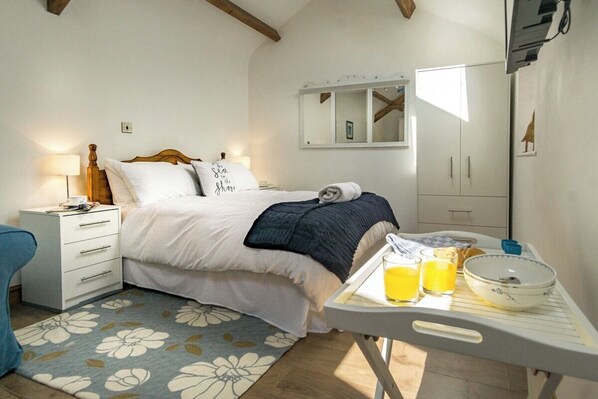 Iron/ironing board, travel crib, WiFi, bed sheets