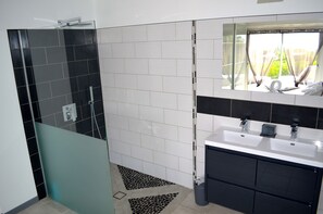 Ducha, secador de pelo, toallas
