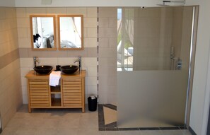 Douche, sèche-cheveux, serviettes fournies