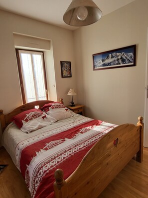 2 quartos, ferros/tábuas de passar roupa, berço de viagem