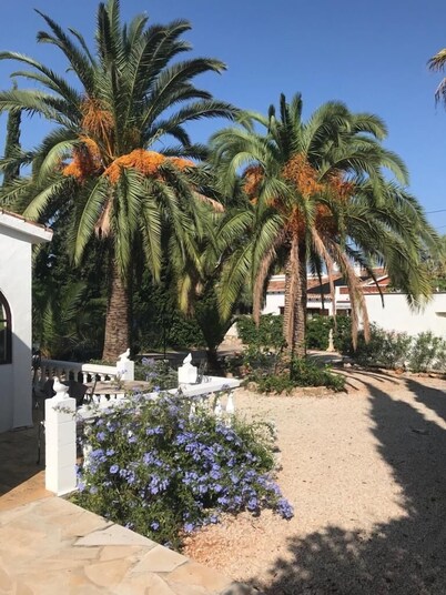 Beautiful villa in Dénia, private pool, garden, BBQ, several terraces, 6 pers.