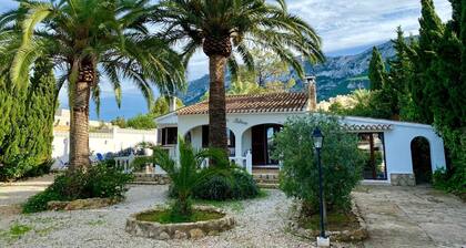 Schöne 6 pers. villa in Dénia, privater Pool, Garten, BBQ, mehrere Terrassen.