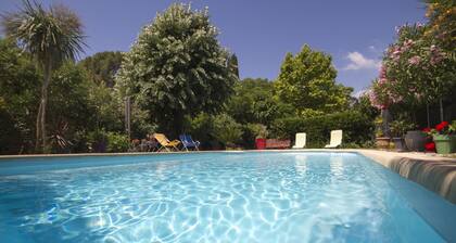 Secure heated swimming pool, air-conditioned apartment in villa 800 m from the sea