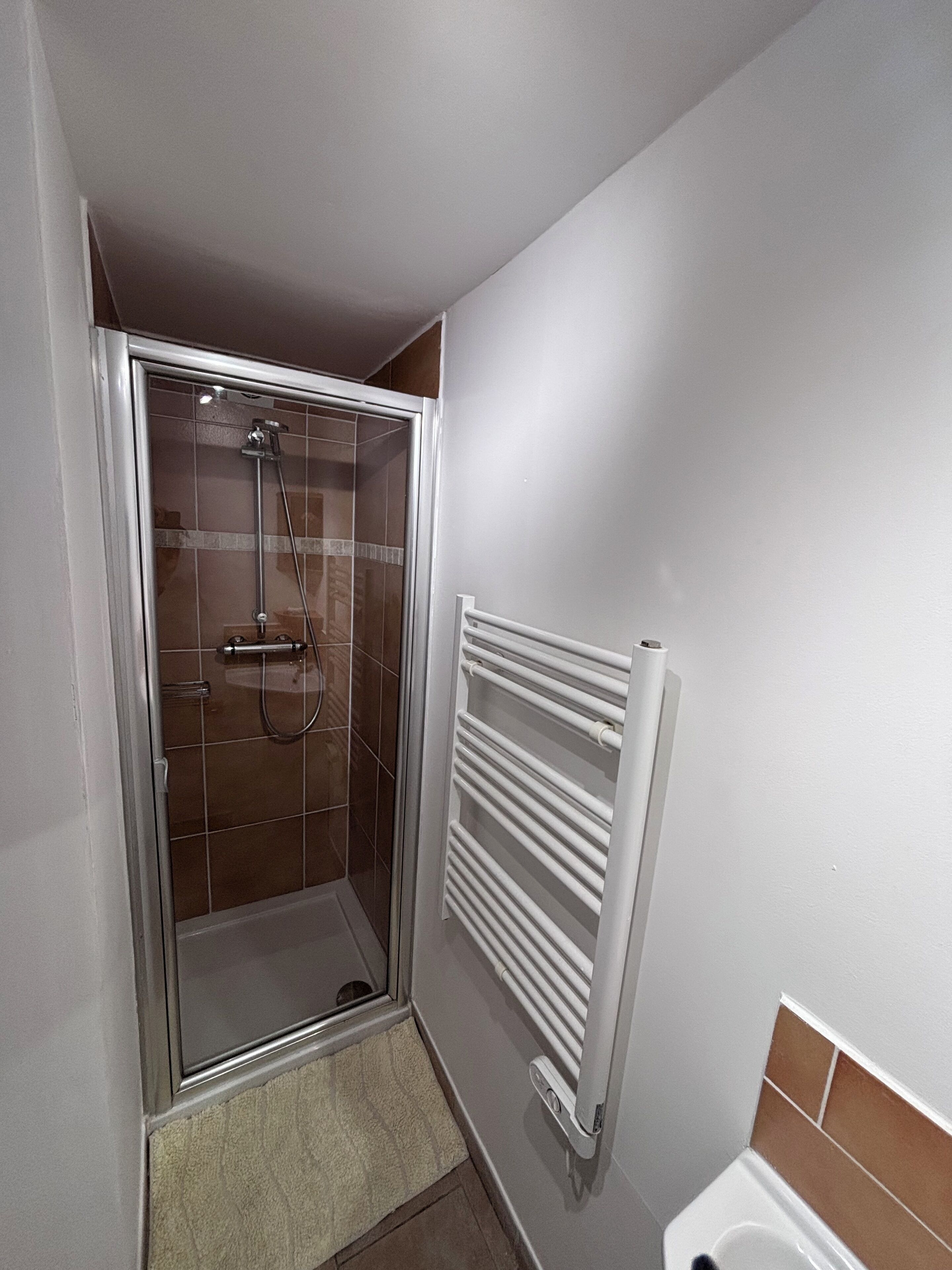 Een douche, handdoeken