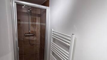 Douche, serviettes fournies