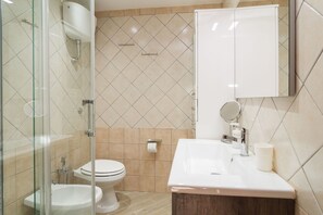 Een douche, een haardroger, een bidet, handdoeken