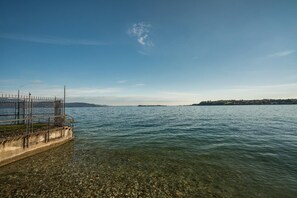 På stranden, solsenger og strandhåndklær