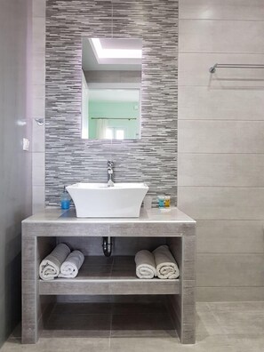 Regadera, secadora de cabello, toallas, shampoo 