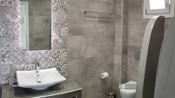 Dusj, hårføner, håndklær og sjampo