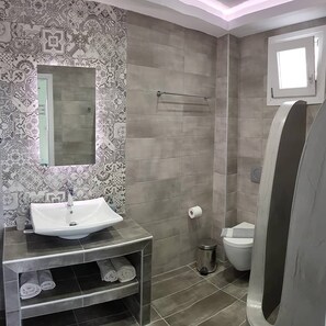 Shower, hair dryer, towels, shampoo